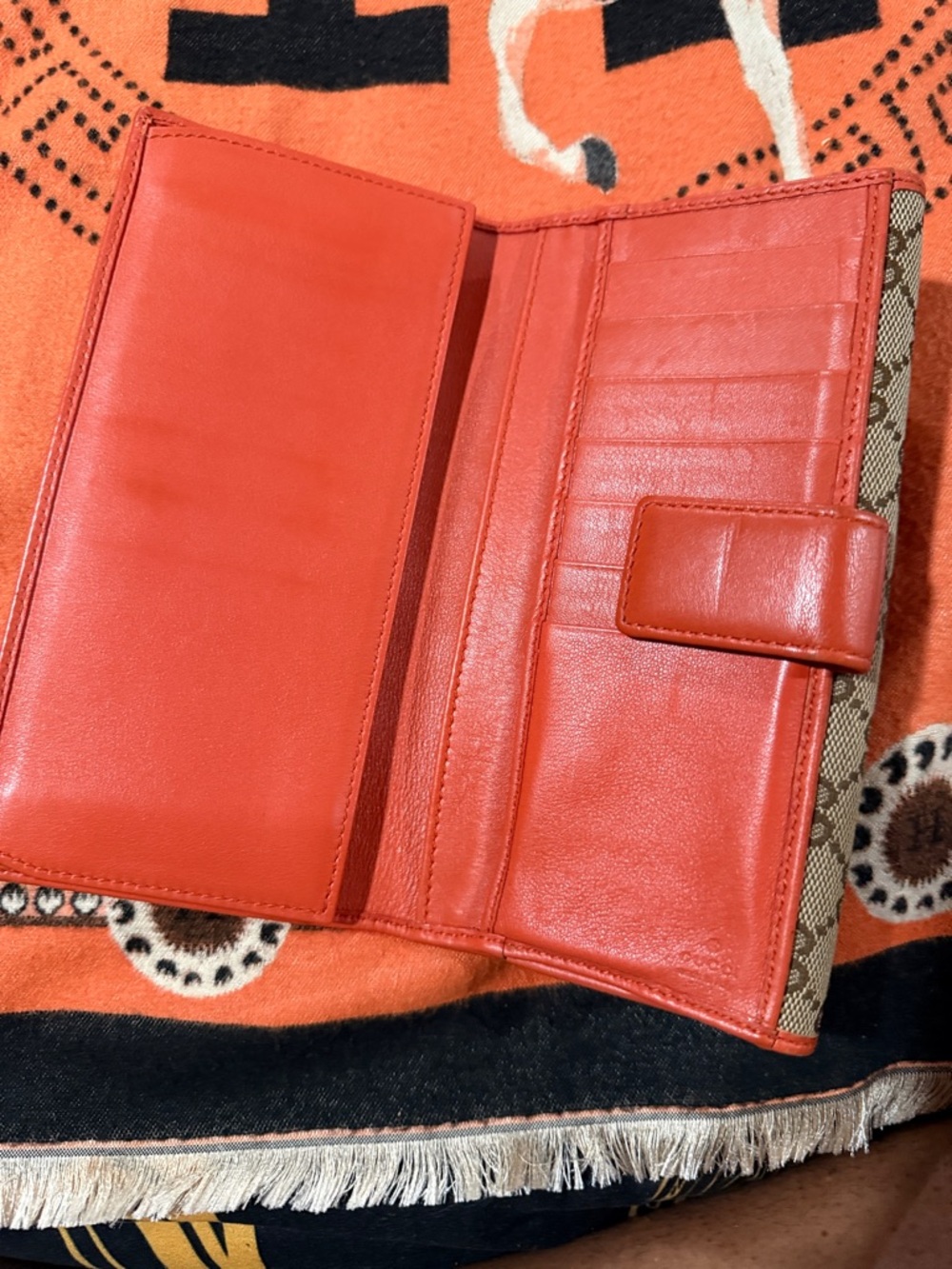 Gucci Beige Monogram Bifold Wallet with Red Trim never use light marks on metal - Picture 3 of 7